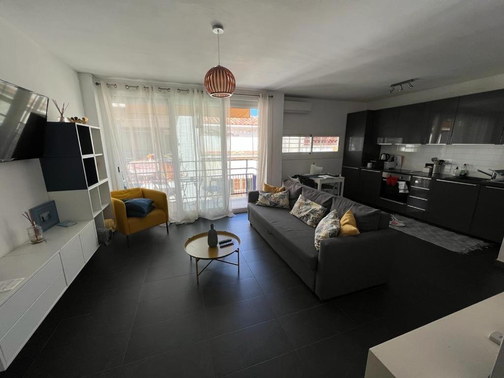 Sunny Flat In Sitges 30 Seconds To Beach, Balcony & Sea Views! Εξωτερικό φωτογραφία